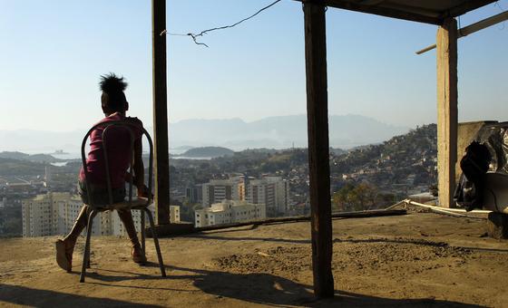 Les femmes et les filles disproportionnellement représentées parmi les personnes vivant dans la pauvreté